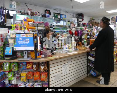 Paradise, USA. 19 Dez, 2018. Die Indische-basierte Betreiber von ein Lebensmittelgeschäft und eine Tankstelle haben den Shop wieder geöffnet - eine der ersten offenen Geschäfte im Paradies. (Dpa' Kreuze, Asche und hoffe - Paradies gibt nicht auf, nach Feuerinferno" vom 23.12.2018) Credit: Barbara Munker/dpa/Alamy leben Nachrichten Stockfoto