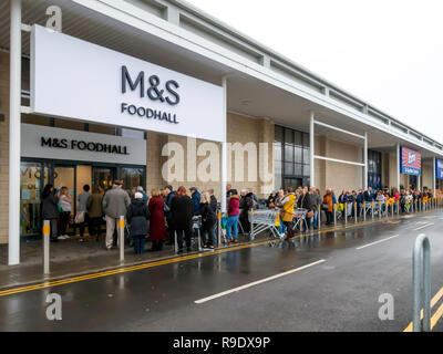 Guisborough Cleveland North Yorkshire, UK. 23 Dez, 2018. Eine große Menschenmenge bildet eine geordnete Warteschlange warten auf die Eröffnung des Specialist Food Store M&S Foodhall um 10 Uhr, so dass Sie kaufen können, oder bestellten Lebensmittel für Ihre Weihnachtsfeier zu sammeln. Credit: Peter Jordan NE/Alamy leben Nachrichten Stockfoto