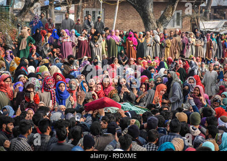 Srinagar, Indien verwalteten Kaschmir. 22 Dez, 2018. Menschen nehmen an der Beerdigung von Rebellen während der Trauerzug in der Dadsara zentralen Gegend, südlich von Srinagar, die in der Indischen verwalteten Kaschmir am 22. Dezember 2018. 22 Dez, 2018. Sechs Rebellen wurden während eines Pre-dawn Konfrontation mit der indischen Regierung Kräfte in der Armpora Bereich der zentralen Bezirk Credit: Muzamil Mattoo/IMAGESLIVE/ZUMA Draht/Alamy Leben Nachrichten getötet Stockfoto