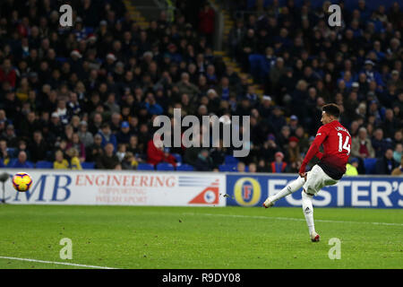 Cardiff, Großbritannien. 22 Dez, 2018. Jesse Lingard von Manchester United Kerben seine Mannschaften 4. Ziel vom Elfmeterpunkt. Premier League match, Cardiff City v Manchester Utd in Cardiff City Stadion am Samstag, den 22. Dezember 2018. Dieses Bild dürfen nur für redaktionelle Zwecke verwendet werden. Nur die redaktionelle Nutzung, eine Lizenz für die gewerbliche Nutzung erforderlich. Keine Verwendung in Wetten, Spiele oder einer einzelnen Verein/Liga/player Publikationen. pic von Andrew Obstgarten/Andrew Orchard sport Fotografie/Alamy Live news Credit: Andrew Orchard sport Fotografie/Alamy leben Nachrichten Stockfoto