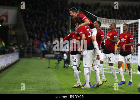 Cardiff, Großbritannien. 22 Dez, 2018. Jesse Lingard von Manchester United (l) feiert mit seinen Mannschaftskameraden, nachdem er zählt seine Mannschaften 4. Ziel vom Elfmeterpunkt. Premier League match, Cardiff City v Manchester Utd in Cardiff City Stadion am Samstag, den 22. Dezember 2018. Dieses Bild dürfen nur für redaktionelle Zwecke verwendet werden. Nur die redaktionelle Nutzung, eine Lizenz für die gewerbliche Nutzung erforderlich. Keine Verwendung in Wetten, Spiele oder einer einzelnen Verein/Liga/player Publikationen. pic von Andrew Obstgarten/Andrew Orchard sport Fotografie/Alamy Live news Credit: Andrew Orchard sport Fotografie/Alamy leben Nachrichten Stockfoto