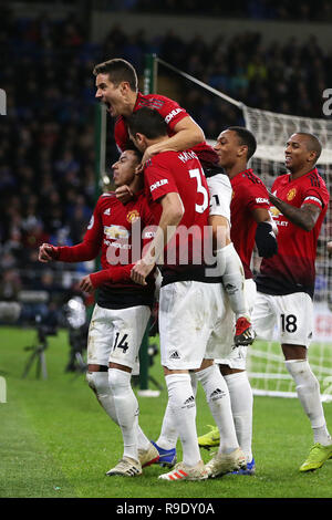 Cardiff, Großbritannien. 22 Dez, 2018. Jesse Lingard von Manchester United (l) feiert mit seinen Mannschaftskameraden, nachdem er zählt seine Mannschaften 4. Ziel vom Elfmeterpunkt. Premier League match, Cardiff City v Manchester Utd in Cardiff City Stadion am Samstag, den 22. Dezember 2018. Dieses Bild dürfen nur für redaktionelle Zwecke verwendet werden. Nur die redaktionelle Nutzung, eine Lizenz für die gewerbliche Nutzung erforderlich. Keine Verwendung in Wetten, Spiele oder einer einzelnen Verein/Liga/player Publikationen. pic von Andrew Obstgarten/Andrew Orchard sport Fotografie/Alamy Live news Credit: Andrew Orchard sport Fotografie/Alamy leben Nachrichten Stockfoto