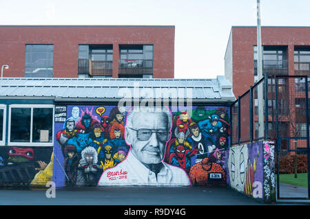 Glasgow, Schottland, Großbritannien. 23. Dezember, 2018. Eine neue Stan Lee Wandbild an der Scheune Jugendzentrum in Cumberland Street in den Gorbals durch Graffiti artist Danny McDermott bekannt als EJEK. Das Kunstwerk ist eine Hommage an die Comics Legende, der starb, November 2018 im Alter von 95 und zeigt ihn bei seinem Marvel Superheroes einschließlich Ironman, Spiderman, Thor, Hulk, X-Men, Deadpool, die Rächer, Captain America und Die Fantastischen Vier umgeben. Credit: Skully/Alamy leben Nachrichten Stockfoto