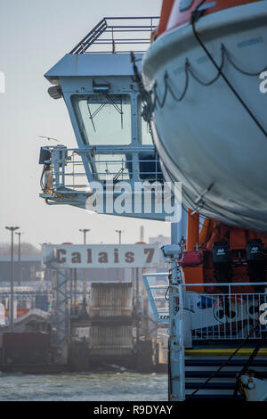 Annäherung an Calais - Weihnachten weg ist in vollem Gange, als die Sonne über Dover steigt und die Fähren Überfahrt nach Calais. Stockfoto