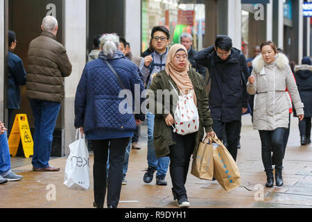 Die Oxford Street. London, Großbritannien. 23 Dez, 2018. Letzte Weihnachtskäufer nutzen die Vorteile der vorweihnachtlichen Schnäppchen in der Oxford Street in London. Weniger Kunden wurden Einkaufen in hohen Großbritanniens Straßen als on-line-Verkäufe erhöhen berichtet. Credit: Dinendra Haria/Alamy leben Nachrichten Stockfoto