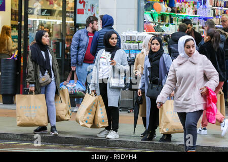 Die Oxford Street. London, Großbritannien. 23 Dez, 2018. Letzte Weihnachtskäufer nutzen die Vorteile der vorweihnachtlichen Schnäppchen in der Oxford Street in London. Weniger Kunden wurden Einkaufen in hohen Großbritanniens Straßen als on-line-Verkäufe erhöhen berichtet. Credit: Dinendra Haria/Alamy leben Nachrichten Stockfoto