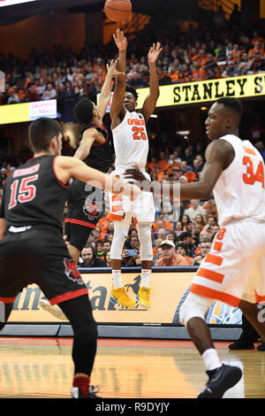 Syracuse, NY, USA. 22 Dez, 2018. Syrakus junior guard Tyus Schlacht (25) schießt für drei in der ersten Hälfte des Spiels. Die syracuse Orange besiegte die Arkansas State roten Wölfe 82-52 an der Carrier Dome in Syracuse, NY. Foto von Alan Schwartz/Cal Sport Media/Alamy leben Nachrichten Stockfoto