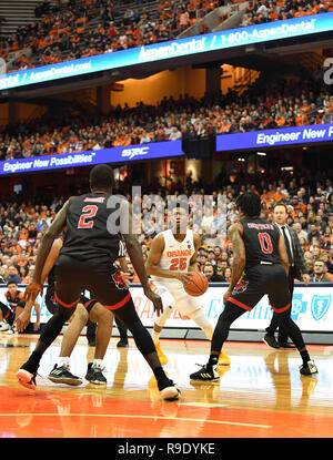 Syracuse, NY, USA. 22 Dez, 2018. Syrakus junior guard Tyus Schlacht (25) während der ersten Hälfte des Spiels. Die syracuse Orange besiegte die Arkansas State roten Wölfe 82-52 an der Carrier Dome in Syracuse, NY. Foto von Alan Schwartz/Cal Sport Media/Alamy leben Nachrichten Stockfoto