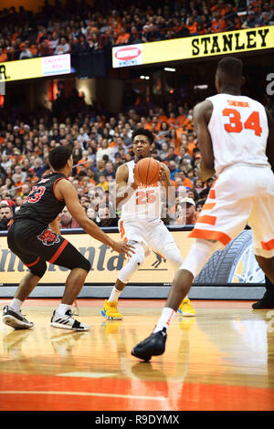 Syracuse, NY, USA. 22 Dez, 2018. Syrakus junior guard Tyus Schlacht (25) sieht in der ersten Hälfte des Spiels zu schießen. Die syracuse Orange besiegte die Arkansas State roten Wölfe 82-52 an der Carrier Dome in Syracuse, NY. Foto von Alan Schwartz/Cal Sport Media/Alamy leben Nachrichten Stockfoto