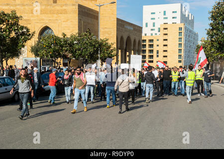 Beirut, Libanon, 23. Dez 2018. Libanesische protestieren gegen das politische System für die Regierungsbildung deadlock und Lebensbedingungen in Beirut, Libanon, 23. Dezember 2018. Kredit Mohamad Itani/Alamy leben Nachrichten Stockfoto