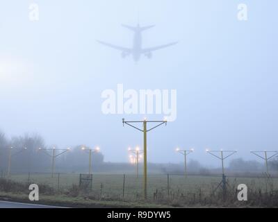 Wetter in Glasgow, Schottland, Großbritannien, Europa. 23., Dezember, 2018. Eine Ebene versucht, im dichten Nebel an der Glasgow International Airport zu landen Stockfoto