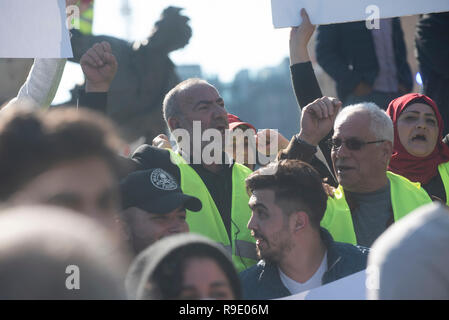 Beirut, Libanon, 23. Dez 2018. Libanesische protestieren gegen das politische System für die Regierungsbildung deadlock und Lebensbedingungen in Beirut, Libanon, 23. Dezember 2018. Kredit Mohamad Itani/Alamy leben Nachrichten Stockfoto