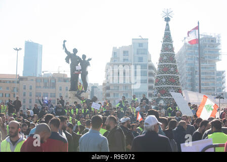 Beirut, Libanon, 23. Dez 2018. Libanesische protestieren gegen das politische System für die Regierungsbildung deadlock und Lebensbedingungen in Beirut, Libanon, 23. Dezember 2018. Kredit Mohamad Itani/Alamy leben Nachrichten Stockfoto