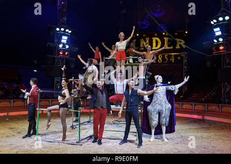 Paris, Frankreich. 22 Dez, 2018. Die Show des neuen Stars von Cirque Pinder an der Pelouse de Reuilly am 22. Dezember 2018 in Paris, Frankreich. Das Zeigen von Emotionen, Träume und Schauer, dauert bis zum 3. Februar, 2019. Quelle: Bernard Menigault/Alamy leben Nachrichten Stockfoto