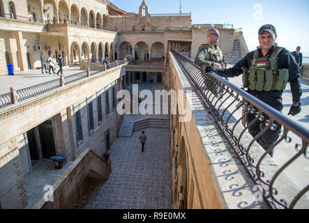 19. Dezember 2018, im Irak, in Mossul: Kurdische Sicherheitskräfte und die Peschmerga Kämpfer schützen das Kloster Mor Mattai, Kloster des Hl. Matthäus, auf dem Berg Dschabal Alfaf in der Nähe von Bartella und Mossul im Nordirak. Mor Mattai Kloster ist eines der ältesten christlichen Klöster der Welt. In 363 gegründete Kloster wird derzeit von der Syrisch-orthodoxen Kirche gepflegt. Seit dem Ausbruch der Krise im Irak im Jahr 2014, den Islamischen Staat (IST) Hat das Kloster bedroht. Nur ein paar Kilometer vom Kloster lief der Front, die sich gegen die von kurdischen Peschmerg gehalten wurde Stockfoto