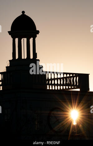 Pinehurst, North Carolina, USA. 23 Dez, 2018. Dezember 23, 2018 - Pinehurst, N.C., USA - die Sonne geht hinter dem Donald Padgett Learning Center, Pinehurst Golf Academy an der Pinehurst Resort. Credit: Timothy L. Hale/ZUMA Draht/Alamy leben Nachrichten Stockfoto