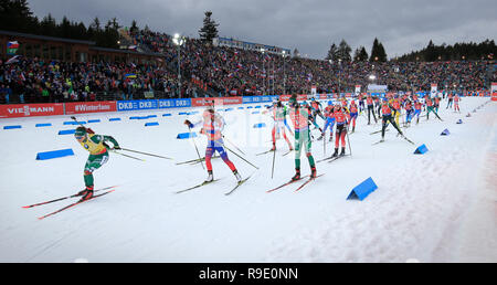 In Mähren, Tschechien. 23 Dez, 2018. L-R Dorothea Wierer (ITA), der Slowakei Paulina Fialkova und Lisa Vittozzi (ITA) konkurriert in der Frauen 12,5 Kilometer der Im 2018 IBU Weltcup Biathlon in Nové Město na Moravě, Tschechien, Sonntag, 23 Dezember, 2018. (CTK Photo/Libor Plihal) Quelle: CTK/Alamy leben Nachrichten Stockfoto