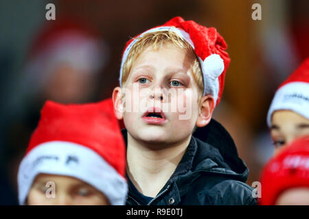 Emmen, Niederlande. 23 Dez, 2018. EMMEN - 23-12-2018, Emmen Stadium, niederländische Fußball eredivisie Saison 2018 / 2019. Es beginnt viel wie Weihnachten während des Spiels Emmen - Willem II zu suchen. Credit: Pro Schüsse/Alamy leben Nachrichten Stockfoto