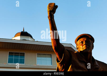 Pinehurst, North Carolina, USA. 23 Dez, 2018. Dezember 23, 2018 - Pinehurst, N.C., USA - die Statue von Payne Stewart ist von der aufgehenden Sonne mit Blick auf den 18. Grün an der berühmten Pinehurst Nr. 2 Kurs beleuchtet. Die lebensgroße Bronzeskulptur von Zenos Furdakis, erinnert an Stewart's Pose nach dem Gewinn der US Open 1999 bei Pinehurst. Credit: Timothy L. Hale/ZUMA Draht/Alamy leben Nachrichten Stockfoto