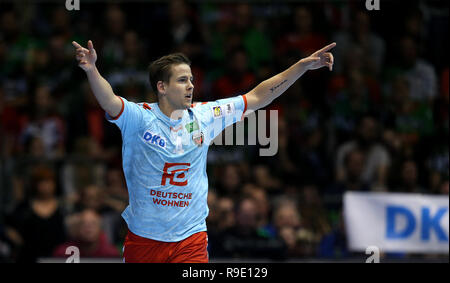 Magdeburg, Deutschland. 23 Dez, 2018. Handball: Bundesliga, SC Magdeburg - Füchse Berlin, 18. Spieltag. Die Berliner Bjarki Mar Elisson jubelt nach einem Tor. Credit: Ronny Hartmann/dpa-Zentralbild/dpa/Alamy leben Nachrichten Stockfoto