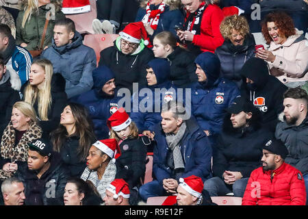 Emmen, Niederlande. 23 Dez, 2018. EMMEN - 23-12-2018, Emmen Stadium, niederländische Fußball eredivisie Saison 2018 / 2019. Verschobene Spieler auf der Tribüne während des Spiels Emmen - Willem II. Credit: Pro Schüsse/Alamy leben Nachrichten Stockfoto