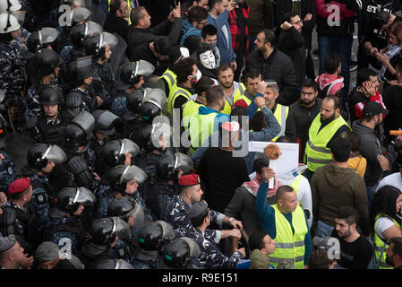 Beirut, Libanon, 23. Dez 2018. Libanesische protestieren gegen das politische System für die Regierungsbildung deadlock und Lebensbedingungen in Beirut, Libanon, 23. Dezember 2018. Kredit Mohamad Itani/Alamy leben Nachrichten Stockfoto