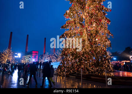 Wolfsburg, Deutschland. 23 Dez, 2018. Die vier VW Kraftwerk Türme Leuchten wie ein Adventskalender in der Autostadt auf dem Gelände der Volkswagen AG in Wolfsburg. Die vier Schornsteine sind vor allem während der Adventszeit beleuchtet. Credit: Peter Steffen/dpa/Alamy leben Nachrichten Stockfoto