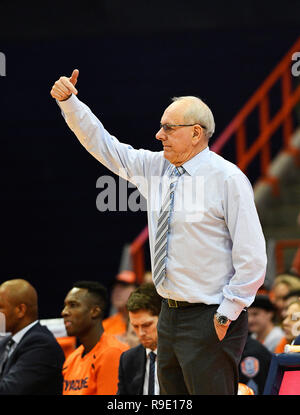 Syracuse, NY, USA. 22 Dez, 2018. Syracuse Head Coach Jim Boeheim während der zweiten Hälfte des Spiels. Die syracuse Orange besiegte die Arkansas State roten Wölfe 82-52 an der Carrier Dome in Syracuse, NY. Foto von Alan Schwartz/Cal Sport Media/Alamy leben Nachrichten Stockfoto