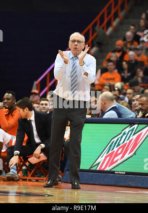 Syracuse, NY, USA. 22 Dez, 2018. Syracuse Head Coach Jim Boeheim reagiert während der zweiten Hälfte des Spiels. Die syracuse Orange besiegte die Arkansas State roten Wölfe 82-52 an der Carrier Dome in Syracuse, NY. Foto von Alan Schwartz/Cal Sport Media/Alamy leben Nachrichten Stockfoto