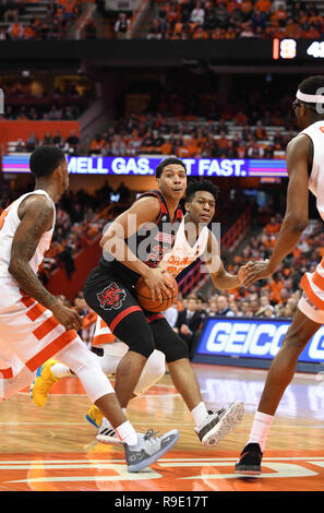 Dezember 22, 2018: Arkansas Zustand rot Wolfs jahrschutz Marquis Eaton (23) schaut in Richtung der Korb in der zweiten Hälfte des Spiels. Die syracuse Orange besiegte die Arkansas State roten Wölfe 82-52 an der Carrier Dome in Syracuse, NY. Foto von Alan Schwartz/Cal Sport Media Stockfoto