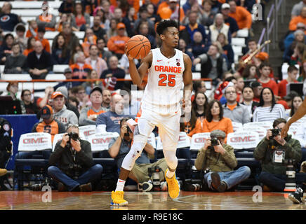 Syracuse, NY, USA. 22 Dez, 2018. Syrakus junior guard Tyus Schlacht (25) in der zweiten Hälfte des Spiels. Die syracuse Orange besiegte die Arkansas State roten Wölfe 82-52 an der Carrier Dome in Syracuse, NY. Foto von Alan Schwartz/Cal Sport Media/Alamy leben Nachrichten Stockfoto