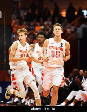 Syracuse, NY, USA. 22 Dez, 2018. Syrakus Neulingschutz Buddy Boeheim (35) in der zweiten Hälfte des Spiels. Die syracuse Orange besiegte die Arkansas State roten Wölfe 82-52 an der Carrier Dome in Syracuse, NY. Foto von Alan Schwartz/Cal Sport Media/Alamy leben Nachrichten Stockfoto