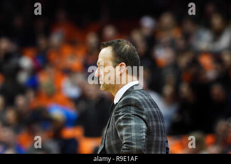 Syracuse, NY, USA. 22 Dez, 2018. Arkansas State Red Wolfs Head Coach Mike Balado sieht sich als Syrakus Orange die Arkansas State roten Wölfe 82-52 an der Carrier Dome in Syrakus besiegt, NY. Foto von Alan Schwartz/Cal Sport Media/Alamy leben Nachrichten Stockfoto