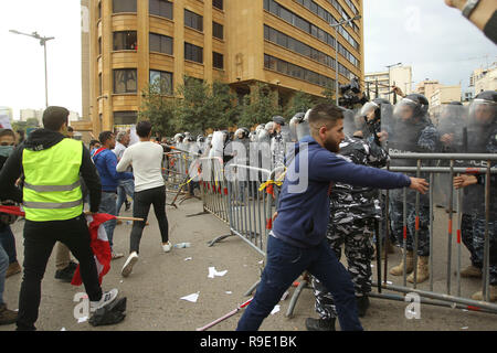 Beirut, Libanon. 23 Dez, 2018. Menschen Scharmützel mit Polizisten während eines Protestes gegen die Monate langen Ausfall der rivalisierenden politischen Fraktionen auf die Bildung einer neuen Regierung, die wirtschaftlichen Probleme des Landes angehen konnten. Credit: Marwan Naamani/dpa/Alamy leben Nachrichten Stockfoto