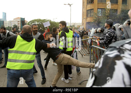 Beirut, Libanon. 23 Dez, 2018. Menschen Scharmützel mit Polizisten während eines Protestes gegen die Monate langen Ausfall der rivalisierenden politischen Fraktionen auf die Bildung einer neuen Regierung, die wirtschaftlichen Probleme des Landes angehen konnten. Credit: Marwan Naamani/dpa/Alamy leben Nachrichten Stockfoto