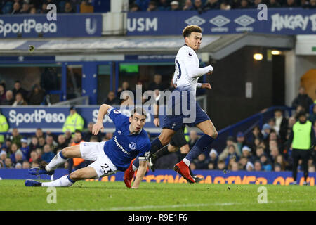 Liverpool, Großbritannien. 23 Dez, 2018. Dele Alli von Tottenham Hotspur (r) beobachtet, wie der Ball das Netz als Er zählt seine Mannschaften 2. Ziel schlagen. Premier League match, Everton v Tottenham Hotspur im Goodison Park in Liverpool am Sonntag, den 23. Dezember 2018. pic von Chris Stading/Andrew Orchard sport Fotografie/Alamy Leben Nachrichten dieses Bild dürfen nur für redaktionelle Zwecke verwendet werden. Nur die redaktionelle Nutzung, eine Lizenz für die gewerbliche Nutzung erforderlich. Keine Verwendung in Wetten, Spiele oder einer einzelnen Verein/Liga/player Publikationen. Credit: Andrew Orchard sport Fotografie/Alamy leben Nachrichten Stockfoto