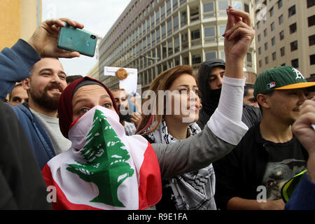 Beirut, Libanon. 23 Dez, 2018. Libanesische Volk nehmen an einem Protest gegen die Monate langen Ausfall der rivalisierenden politischen Fraktionen auf die Bildung einer neuen Regierung, die wirtschaftlichen Probleme des Landes angehen konnten. Credit: Marwan Naamani/dpa/Alamy leben Nachrichten Stockfoto