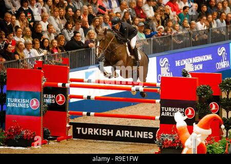 London, Großbritannien. 23 Dez, 2018. Sieger. Shane Breen, Clyde VA. IRL. Weihnachten Meistern. Springen. Olympia. Die London International Horse Show. London. GBR. 23/12/2018. Credit: Sport in Bildern/Alamy leben Nachrichten Stockfoto