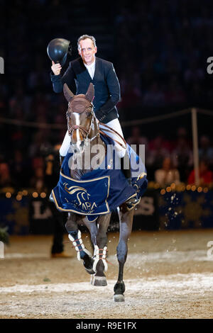 London, Großbritannien. 23 Dez, 2018. Sieger. Shane Breen, Clyde VA. IRL. Weihnachten Meistern. Springen. Olympia. Die London International Horse Show. London. GBR. 23/12/2018. Credit: Sport in Bildern/Alamy leben Nachrichten Stockfoto