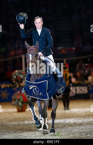 London, Großbritannien. 23 Dez, 2018. Sieger. Shane Breen, Clyde VA. IRL. Weihnachten Meistern. Springen. Olympia. Die London International Horse Show. London. GBR. 23/12/2018. Credit: Sport in Bildern/Alamy leben Nachrichten Stockfoto