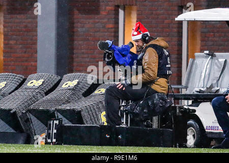 Emmen, Niederlande. 23 Dez, 2018. EMMEN - 23-12-2018, Emmen Stadium, niederländische Fußball eredivisie Saison 2018 / 2019. Fox Sports Kamera und Bediener der Kamera während des Spiels Emmen - Willem II. Credit: Pro Schüsse/Alamy leben Nachrichten Stockfoto