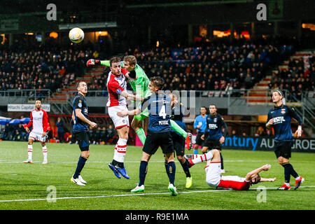 Emmen, Niederlande. 23 Dez, 2018. EMMEN - 23-12-2018, Emmen Stadium, niederländische Fußball eredivisie Saison 2018 / 2019. Sicher von Willem II keeper Mattijs Branderhorst während des Spiels Emmen - Willem II. Credit: Pro Schüsse/Alamy leben Nachrichten Stockfoto