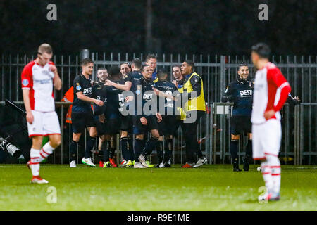 Emmen, Niederlande. 23 Dez, 2018. EMMEN - 23-12-2018, Emmen Stadium, niederländische Fußball eredivisie Saison 2018 / 2019. Willem II feiert die 0-2 während des Spiels Emmen - Willem II. Credit: Pro Schüsse/Alamy leben Nachrichten Stockfoto