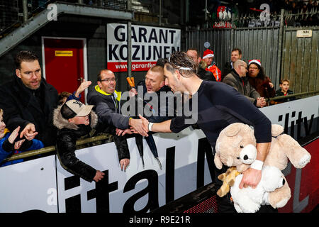 Emmen, Niederlande. 23 Dez, 2018. EMMEN - 23-12-2018, Emmen Stadium, niederländische Fußball eredivisie Saison 2018 / 2019. Willem II Spieler Fran Sol mit Anhänger nach dem Spiel Emmen - Willem II. Credit: Pro Schüsse/Alamy leben Nachrichten Stockfoto