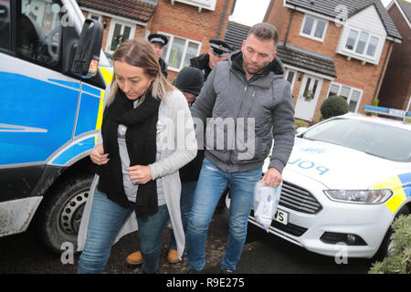 Crawley, Großbritannien. 23 Dez, 2018. Sussex Polizei Freigabe der Gatwick Flughafen Drohnenangriff verdächtigen Paul Gang und Elaine Kirk ohne Aufladung, die zu Hause in Crawley West Sussex heute zurückgegeben. Credit: Nigel Bowles/Alamy leben Nachrichten Stockfoto