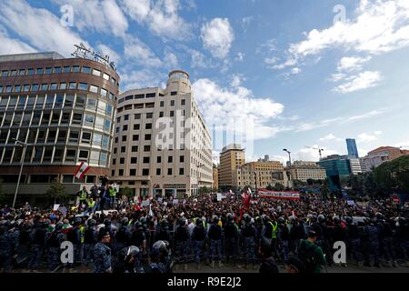 Beirut, Libanon. 23 Dez, 2018. Die Demonstranten versammeln sich in der Innenstadt von Beirut, Libanon, 23 Dezember, 2018. Tausende von Demonstranten auf die Straße gingen, in Beirut am Sonntag gegen die Verschlechterung der wirtschaftlichen Rahmenbedingungen zu protestieren. Der Libanon hat gekämpft, um eine Regierung zu bilden, da Saad Hariri als Premierminister im Mai bestimmt war, mit tiefen Unterschiede zwischen den Parteien über ihre Darstellung in der neuen Regierung. Credit: Bilal Jawich/Xinhua/Alamy leben Nachrichten Stockfoto