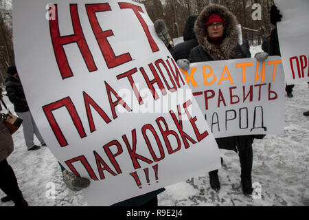 Moskau, Russland. 23 Dezember, 2018: Protest gegen erhöhte Parkgebühren. Parkgebühren auf Straßen im Garten Ring Road und auf ein paar Punkte in der Nähe der dritten Ringstraße waren vom 15. Dezember 2018 gestiegen, von 80 auf 380 Rubel pro Stunde. Credit: Nikolay Winokurow/Alamy leben Nachrichten Stockfoto