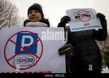 Moskau, Russland. 23 Dezember, 2018: Protest gegen erhöhte Parkgebühren. Parkgebühren auf Straßen im Garten Ring Road und auf ein paar Punkte in der Nähe der dritten Ringstraße waren vom 15. Dezember 2018 gestiegen, von 80 auf 380 Rubel pro Stunde. Credit: Nikolay Winokurow/Alamy leben Nachrichten Stockfoto