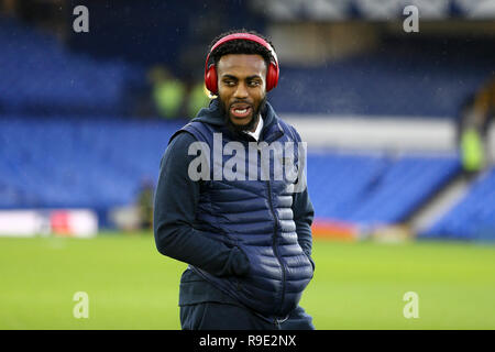 Liverpool, Großbritannien. 23 Dez, 2018. Danny Rose von Tottenham Hotspur Kontrollen der Goodison Park Pitch vor dem Spiel. Premier League match, Everton v Tottenham Hotspur im Goodison Park in Liverpool am Sonntag, den 23. Dezember 2018. pic von Chris Stading/Andrew Orchard sport Fotografie/Alamy Leben Nachrichten dieses Bild dürfen nur für redaktionelle Zwecke verwendet werden. Nur die redaktionelle Nutzung, eine Lizenz für die gewerbliche Nutzung erforderlich. Keine Verwendung in Wetten, Spiele oder einer einzelnen Verein/Liga/player Publikationen. Credit: Andrew Orchard sport Fotografie/Alamy leben Nachrichten Stockfoto