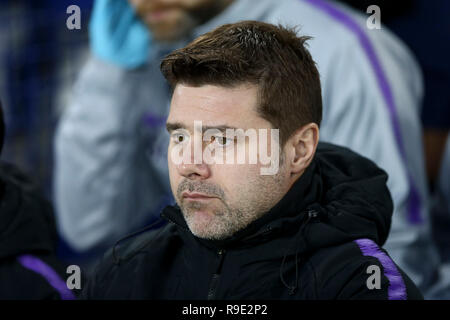 Liverpool, Großbritannien. 23 Dez, 2018. Tottenham Hotspur Manager Mauricio Pochettino sieht auf den Unterstand. Premier League match, Everton v Tottenham Hotspur im Goodison Park in Liverpool am Sonntag, den 23. Dezember 2018. pic von Chris Stading/Andrew Orchard sport Fotografie/Alamy Leben Nachrichten dieses Bild dürfen nur für redaktionelle Zwecke verwendet werden. Nur die redaktionelle Nutzung, eine Lizenz für die gewerbliche Nutzung erforderlich. Keine Verwendung in Wetten, Spiele oder einer einzelnen Verein/Liga/player Publikationen. Credit: Andrew Orchard sport Fotografie/Alamy leben Nachrichten Stockfoto